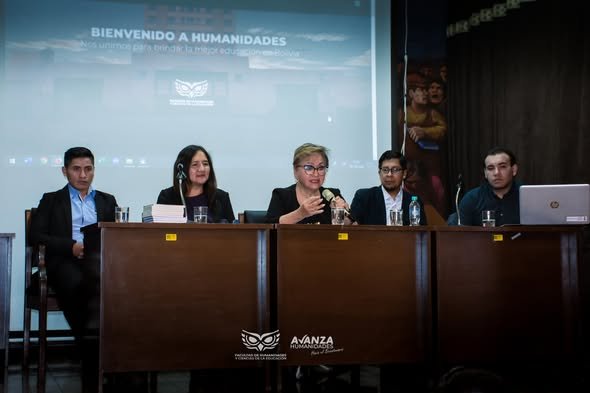 Participación en panel académico público